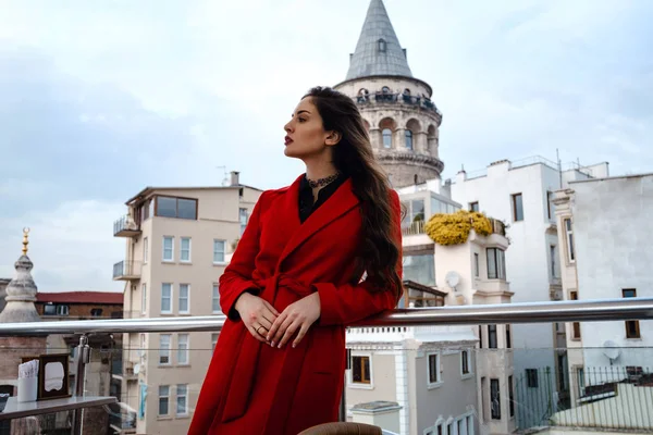 Mulher de pé no café do telhado com Istambul no fundo, Turquia — Fotografia de Stock
