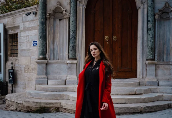 Mulher desfrutar de caminhar perto de Hagia Sophia Catedral — Fotografia de Stock