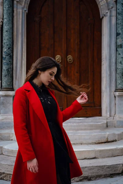 Mujer disfrutar a pie cerca de la catedral de Santa Sofía —  Fotos de Stock