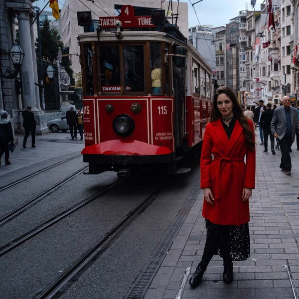 Fashion style portrait of young beautiful young woman posing at city street in Taksim — 스톡 사진