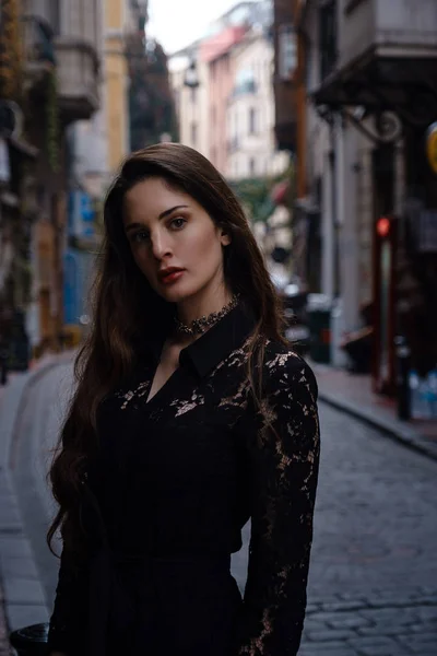 Mulher bonita caminha na rua Istiklal, uma localização popular em Istambul — Fotografia de Stock