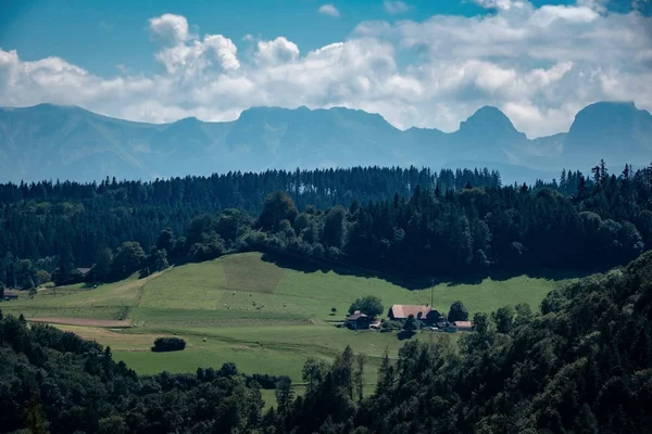 Vue estivale d'un beau village aplin en Suisse — Photo