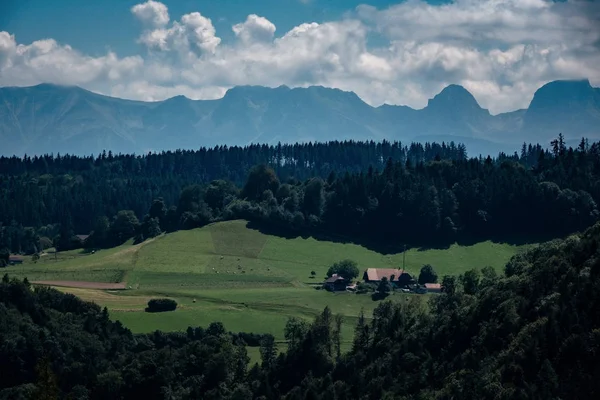 Summer view of a beautiful apline village in Switzerland — 스톡 사진