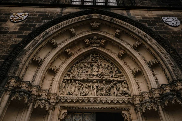 PRAGUE, CZECH REPUBLIC - 11 AUGUST 2019: Church of St. Peter and — Stock Photo, Image