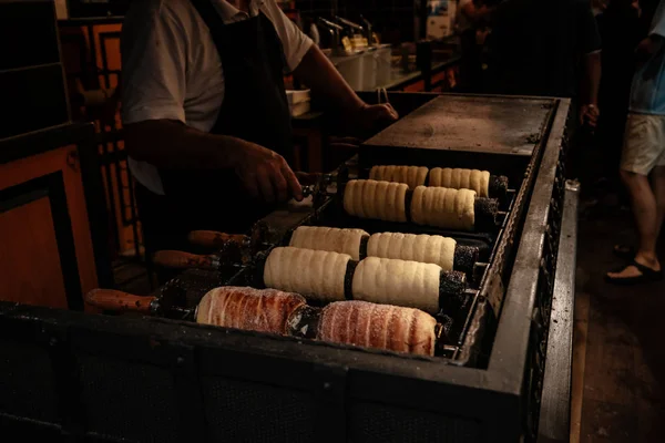 Trdelník pekárna na trhu ulici v Praze — Stock fotografie