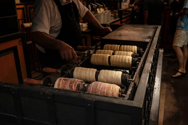 Trdelnik хлібобулочні на вулиці ринку в Празі — стокове фото