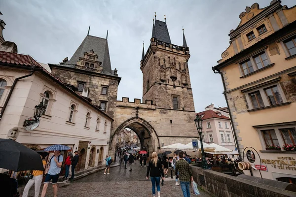 Prague, Tchéquie - 11.08.2019. Touristes sur le pont Charles, Prague — Photo