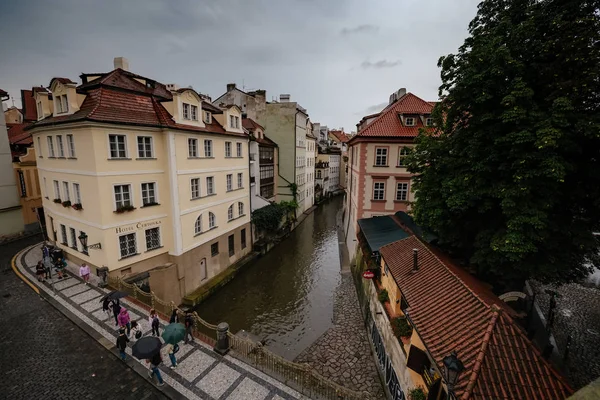 Prag, Tschechien - 11.08.2019. touristen auf der Karlsbrücke, Prag — Stockfoto