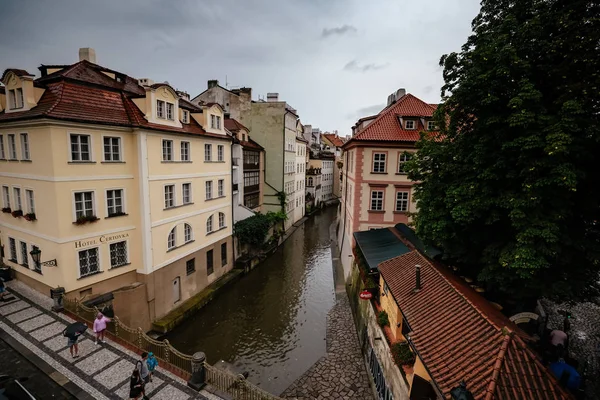 Prag, Tschechien - 11.08.2019. touristen auf der Karlsbrücke, Prag — Stockfoto