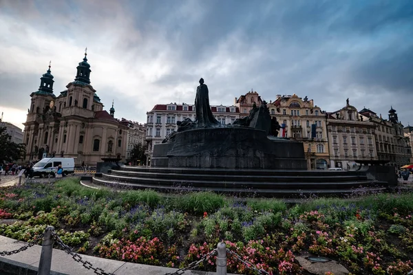 Prága, Csehország - 11.08.2019., Gyönyörű utcák és boltív — Stock Fotó