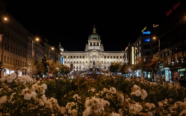 Prag, Tschechien - 10.08.2019. Einwohner, Gäste der Stadt auf n — Stockfoto