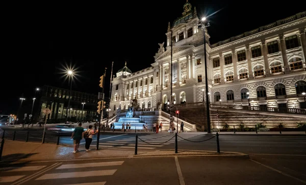 Praga, Czechy - 10.08.2019. Mieszkańcy, goście miasta na N — Zdjęcie stockowe