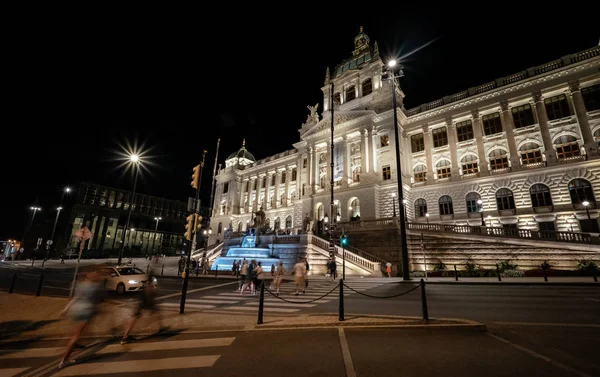 Praga, Czechy - 10.08.2019. Mieszkańcy, goście miasta na N — Zdjęcie stockowe