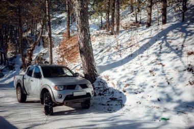 Yoldaki kamyonet, kar dağlarının altındaki güzel kış yolu..
