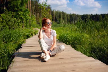 Kızıl, büyüleyici, genç, güzel orman yeşili