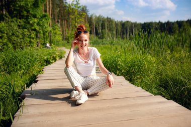Kızıl, büyüleyici, genç, güzel orman yeşili