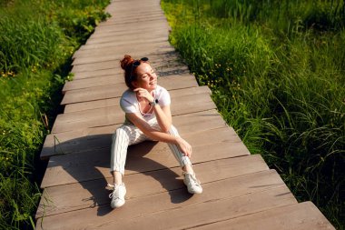 Kızıl, büyüleyici, genç, güzel orman yeşili