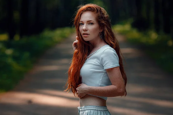Ingefära charmig kvinna ung vacker skog grön — Stockfoto