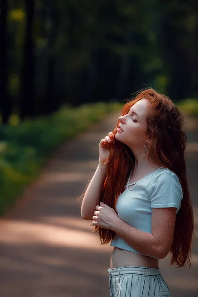 Jengibre encantadora mujer joven hermoso bosque verde —  Fotos de Stock