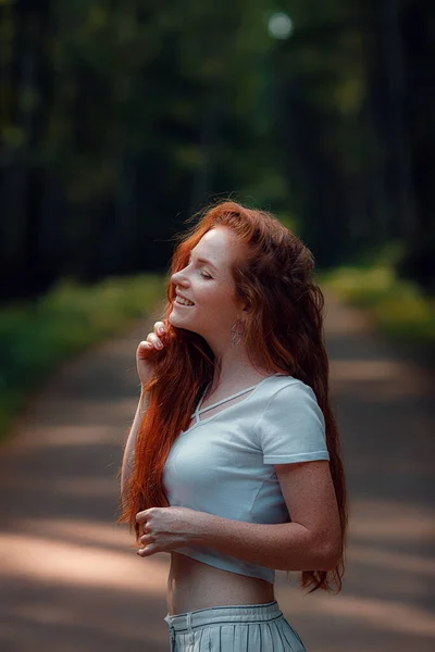 Gengibre encantador mulher jovem bela floresta verde — Fotografia de Stock