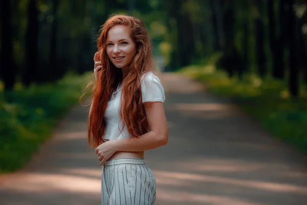 Jengibre encantadora mujer joven hermoso bosque verde — Foto de Stock