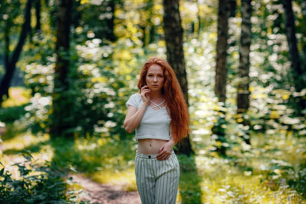 Jengibre encantadora mujer joven hermoso bosque verde — Foto de Stock