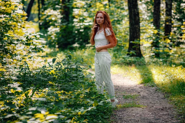 Jengibre encantadora mujer joven hermoso bosque verde — Foto de Stock