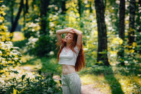 Gengibre encantador mulher jovem bela floresta verde — Fotografia de Stock