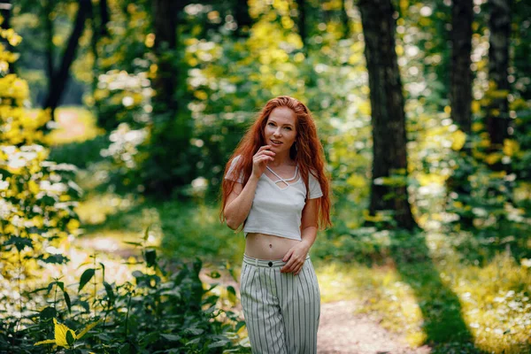 Gengibre encantador mulher jovem bela floresta verde — Fotografia de Stock