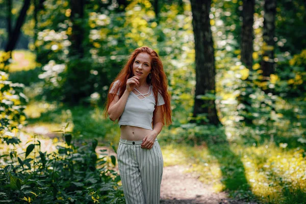 Gengibre encantador mulher jovem bela floresta verde — Fotografia de Stock