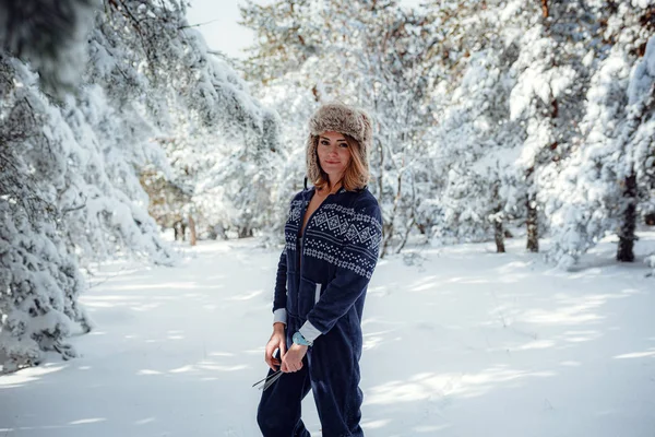 Όμορφη κοπέλα στέκεται, το χειμώνα στο πάρκο δάσος, φόντο του χιονιού χριστουγεννιάτικο δέντρο — Φωτογραφία Αρχείου