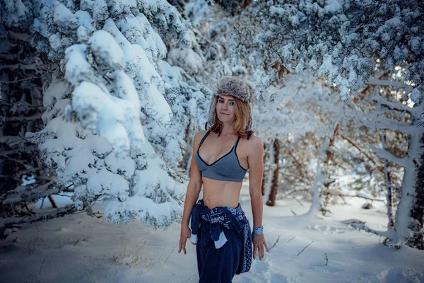 Ragazza sexy nella foresta invernale in biancheria intima — Foto Stock