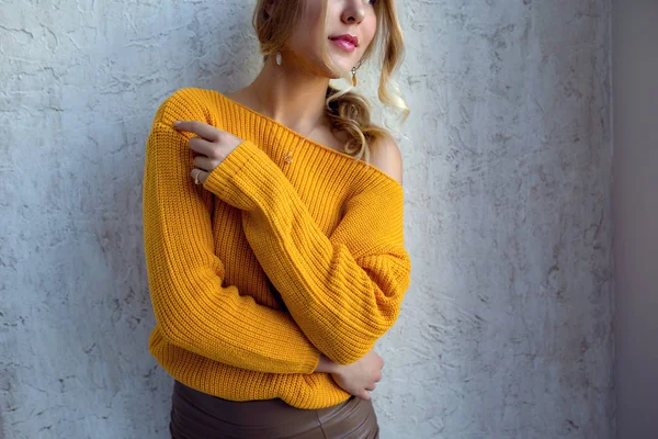 Jonge Vrouw Een Gele Trui Poserend Tegen Muur Idee Concept — Stockfoto