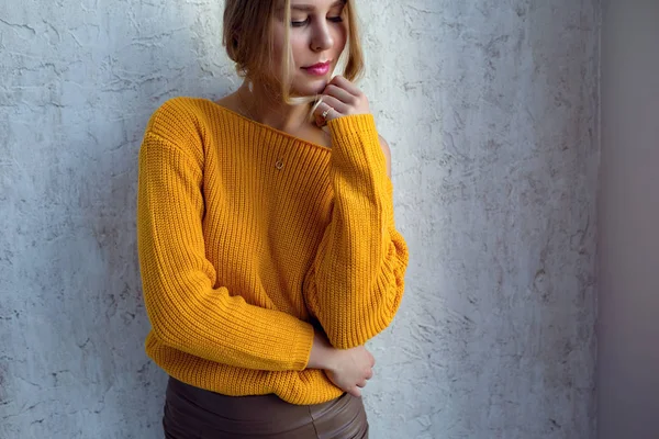 Młoda Kobieta Żółtym Swetrze Pozująca Pod Ścianą Idea Koncepcja Komfortu — Zdjęcie stockowe