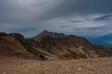 Kuzey Kafkasya 'da sonbahar, sezon dışında Rosa Khutor kayak merkezi. Rusya, Soçi. Klasik tonlama. Seyahat geçmişi. Dramatik gökyüzü, gün batımı zamanı, güzel ağır bulutlar..