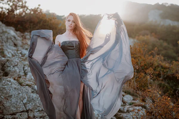 Hermosa Mujer Jengibre Guerrero Escandinavo Furioso Vestido Gris Con Malla — Foto de Stock