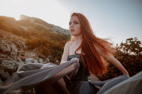 Bela Guerreira Escandinava Mulher Gengibre Furioso Vestido Cinza Com Correio — Fotografia de Stock