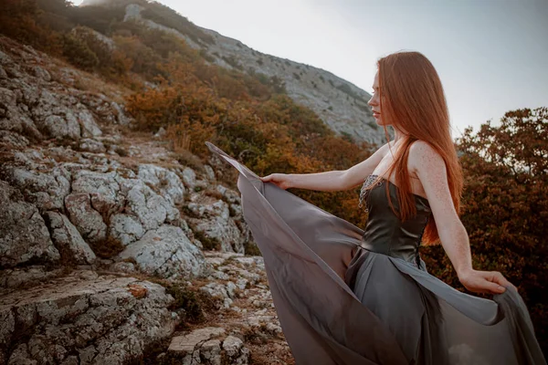 Bela Guerreira Escandinava Mulher Gengibre Furioso Vestido Cinza Com Correio — Fotografia de Stock