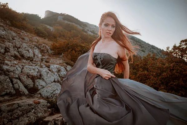 Piękna Wściekła Skandynawska Wojowniczka Ruda Kobieta Szarej Sukience Metalowym Łańcuszkiem — Zdjęcie stockowe