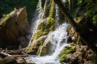 Tropikal ormanın derinliklerinde güzel bir şelale yağmur ormanlarında sarp dağ macerası. Güneş gözlüğü, Kırım, Ukrayna 'nın çöküşünden sonra şelale gümüş akıntısı