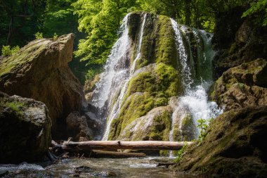 Tropikal ormanın derinliklerinde güzel bir şelale yağmur ormanlarında sarp dağ macerası. Güneş gözlüğü, Kırım, Ukrayna 'nın çöküşünden sonra şelale gümüş akıntısı
