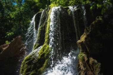 Tropikal ormanın derinliklerinde güzel bir şelale yağmur ormanlarında sarp dağ macerası. Güneş gözlüğü, Kırım, Ukrayna 'nın çöküşünden sonra şelale gümüş akıntısı
