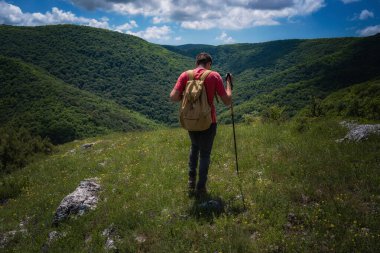 Gezgin, sakin manzaralı dağlarla meditasyonu rahatlatıyor. Seyahat yaşam tarzı yürüyüş konsepti yaz tatilleri. Mutlu yürüyüşçüler yaşam amacına, başarıya, özgürlüğe ve mutluluğa, başarıya ulaşır