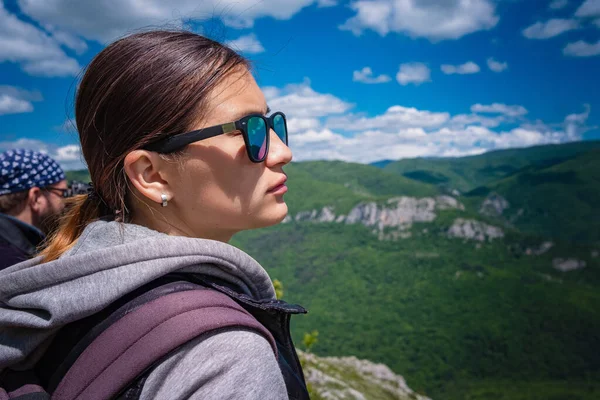 Una Giovane Donna Asiatica Occhiali Gode Relax Dopo Aver Scalato — Foto Stock