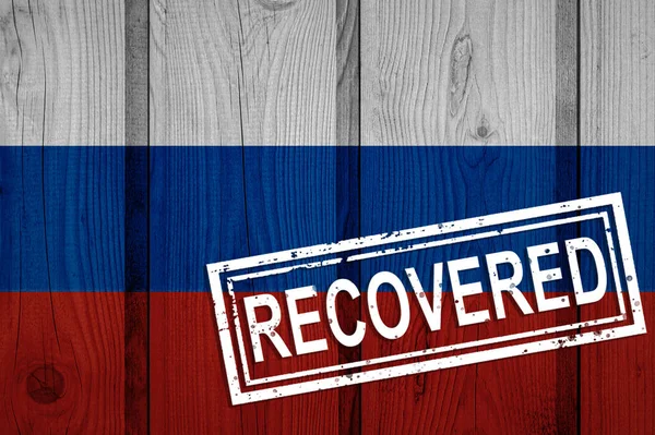 コロナウイルスやコロナウイルスの感染から生き残ったか回復したロシアの旗 切手付きの軍旗回収 — ストック写真