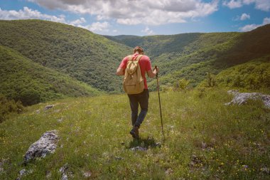 Gezgin, sakin manzaralı dağlarla meditasyonu rahatlatıyor. Seyahat yaşam tarzı yürüyüş konsepti yaz tatilleri. Mutlu yürüyüşçüler yaşam amacına, başarıya, özgürlüğe ve mutluluğa, başarıya ulaşır