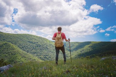 Gezgin, sakin manzaralı dağlarla meditasyonu rahatlatıyor. Seyahat yaşam tarzı yürüyüş konsepti yaz tatilleri. Mutlu yürüyüşçüler yaşam amacına, başarıya, özgürlüğe ve mutluluğa, başarıya ulaşır