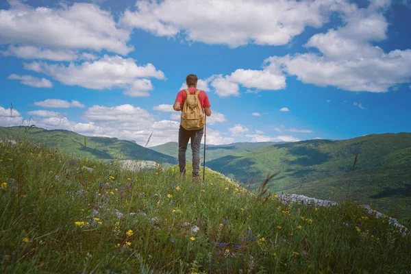 Reiziger Ontspannen Meditatie Met Serene Uitzicht Bergen Travel Lifestyle Wandelconcept — Stockfoto