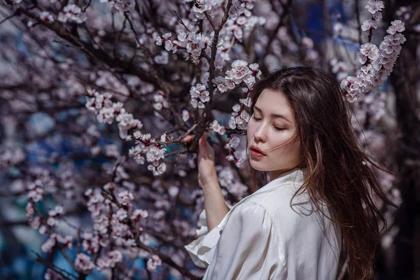 年轻的亚洲女人在一个开花的花园里 时尚休闲女人的浪漫形象 时髦丝绸衬衫 积极的情绪 快乐的花朵在日本盛开 — 图库照片