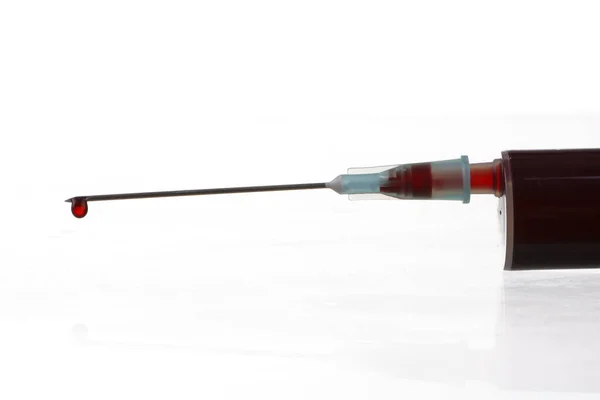 白い背景に注射器からの血のドロップのマクロビュー 血液化学だ ウイルスの血液検査 — ストック写真